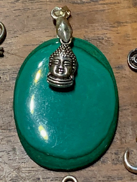 Concept : Pendentif de malachite + charm | cabochon de 38 x 29 x 5 millimètres