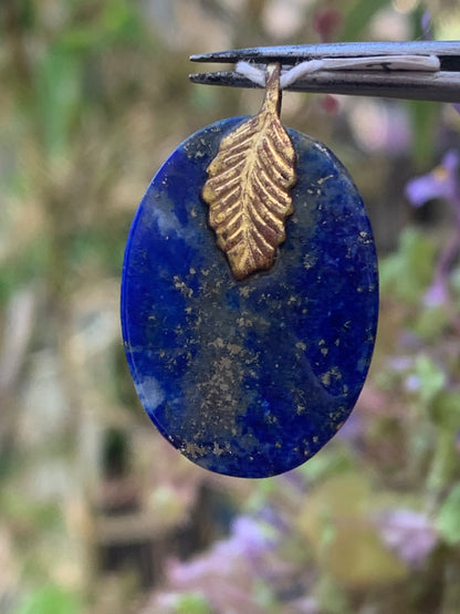 Lapis lazuli, pendentif fait par G & Z, de 30 millimètres de hauteur x 19 millimètres de largeur x 5 d'épaisseur. Vendu avec un cordon réglable de couleur noire !