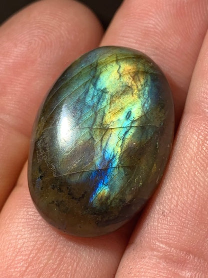 Labradorite, cabochon de forme 'ovale' - ± 29 x 20 x 8 mm - 7,3 gr. - Qualité AA à AAA !