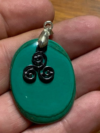 Concept : Pendentif de malachite + charm | cabochon de 38 x 29 x 5 millimètres