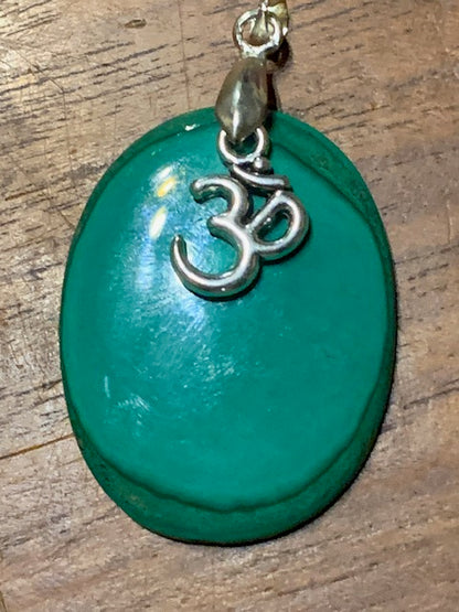 Concept : Pendentif de malachite + charm | cabochon de 38 x 29 x 5 millimètres