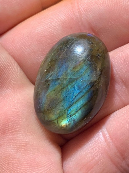 Labradorite, cabochon de forme 'ovale' - ± 29 x 20 x 8 mm - 7,3 gr. - Qualité AA à AAA !