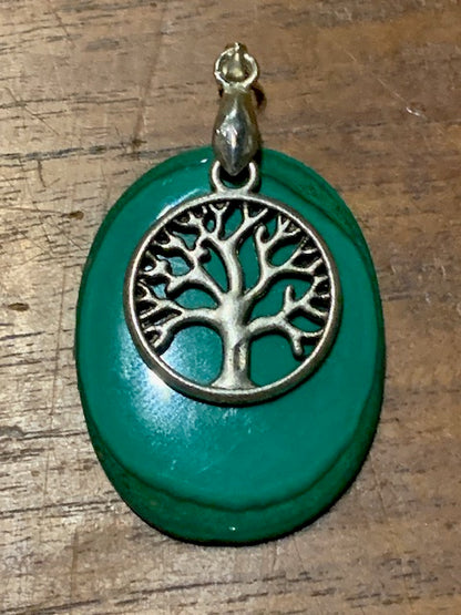 Concept : Pendentif de malachite + charm | cabochon de 38 x 29 x 5 millimètres