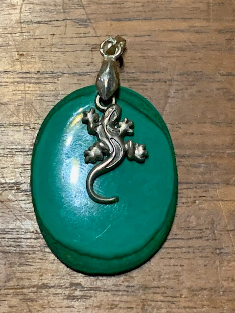 Concept : Pendentif de malachite + charm | cabochon de 38 x 29 x 5 millimètres