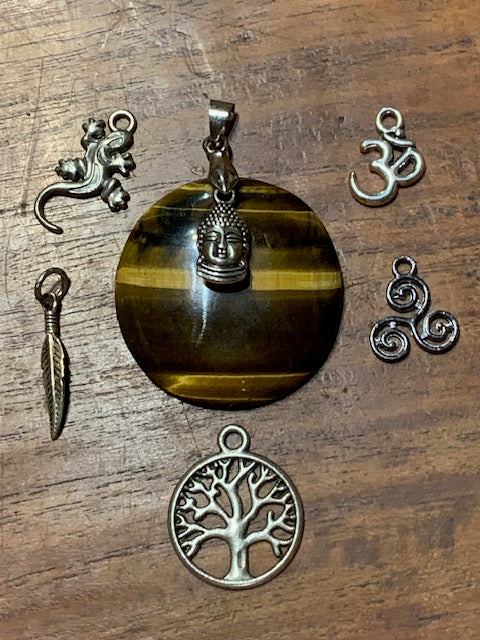 Concept : Pendentif de d'Œil de tigre + charms | cabochon de 34 millimètres de diamètre