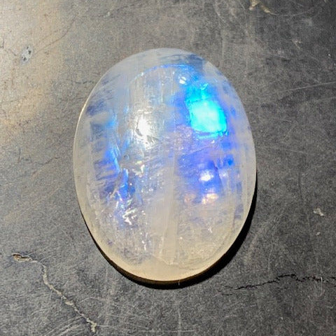 Labradorite blanche (Spectrolite claire/  péristérite), cabochon de forme 'ovale' - ± 20 x 15 x 6 mm - 2,4 gr. - Qualité AA !