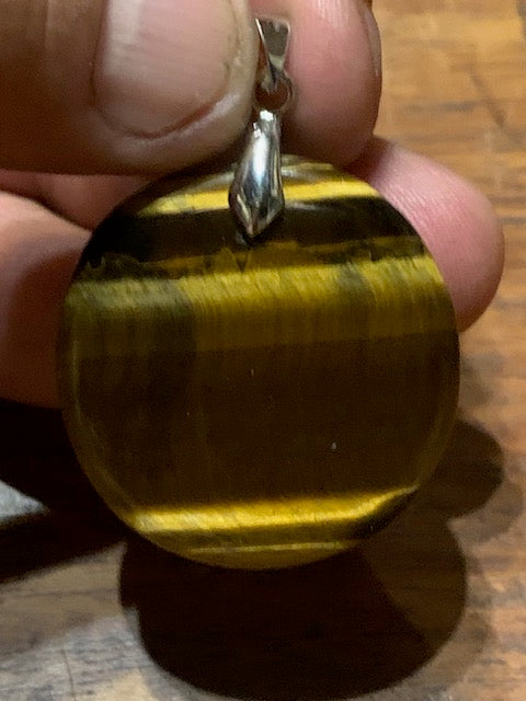 Concept : Pendentif de d'Œil de tigre + charms | cabochon de 34 millimètres de diamètre
