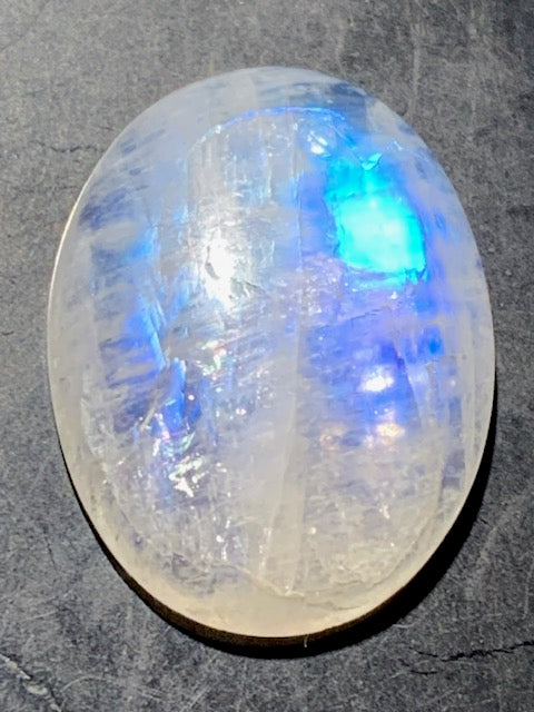 Labradorite blanche (Spectrolite claire/  péristérite), cabochon de forme 'ovale' - ± 20 x 15 x 6 mm - 2,4 gr. - Qualité AA !