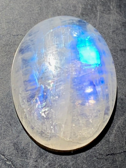 Labradorite blanche (Spectrolite claire/  péristérite), cabochon de forme 'ovale' - ± 20 x 15 x 6 mm - 2,4 gr. - Qualité AA !