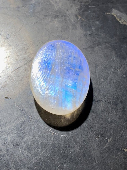 Labradorite blanche (Spectrolite claire/  péristérite), cabochon de forme 'ovale' - ± 20 x 15 x 6 mm - 2,4 gr. - Qualité AA !