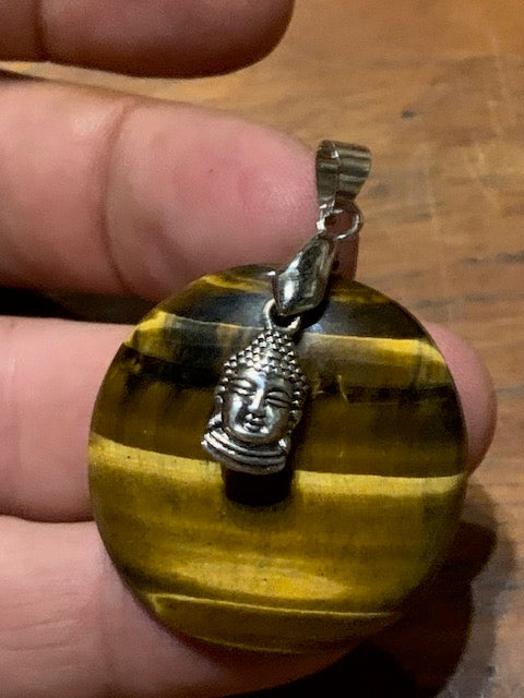 Concept : Pendentif de d'Œil de tigre + charms | cabochon de 34 millimètres de diamètre