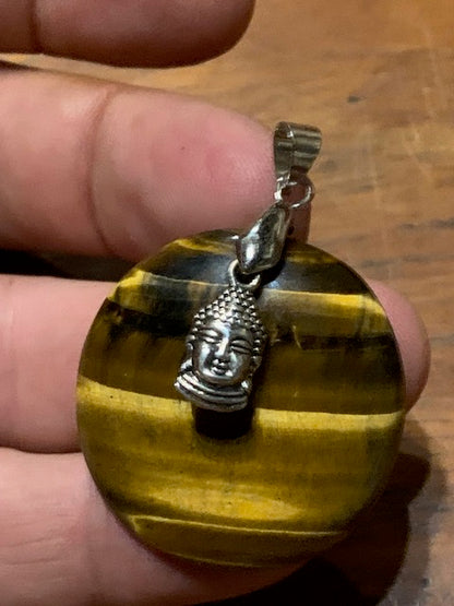 Concept : Pendentif de d'Œil de tigre + charms | cabochon de 34 millimètres de diamètre
