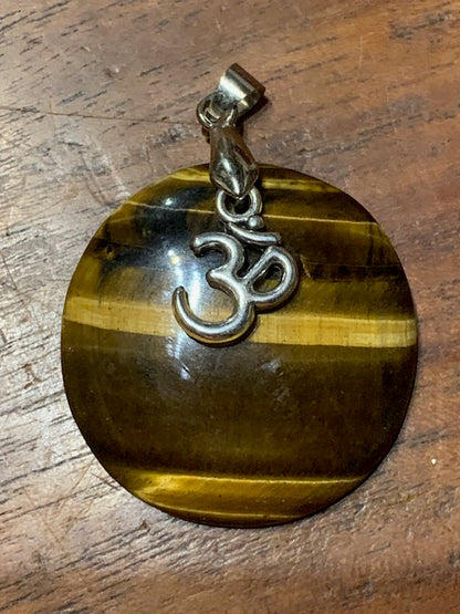 Concept : Pendentif de d'Œil de tigre + charms | cabochon de 34 millimètres de diamètre