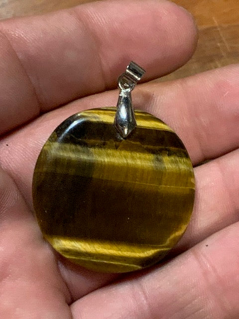 Concept : Pendentif de d'Œil de tigre + charms | cabochon de 34 millimètres de diamètre