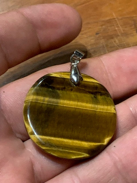 Concept : Pendentif de d'Œil de tigre + charms | cabochon de 34 millimètres de diamètre