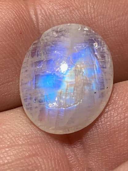 Labradorite blanche (Spectrolite claire/  péristérite), cabochon de forme 'ovale' - ± 20 x 15 x 6 mm - 2,4 gr. - Qualité AA !