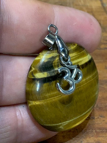 Concept : Pendentif de d'Œil de tigre + charms | cabochon de 34 millimètres de diamètre
