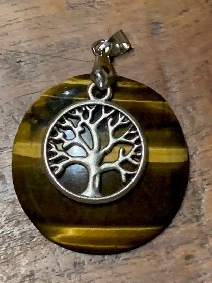 Concept : Pendentif de d'Œil de tigre + charms | cabochon de 34 millimètres de diamètre