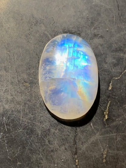 Labradorite blanche (Spectrolite claire/  péristérite), cabochon de forme 'ovale' - ± 18 x 13 x 6 mm - 2,1 gr. - Qualité AA !
