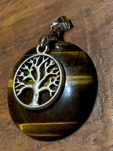 Concept : Pendentif de d'Œil de tigre + charms | cabochon de 34 millimètres de diamètre