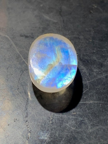 Labradorite blanche (Spectrolite claire/  péristérite), cabochon de forme 'ovale' - ± 18 x 13 x 6 mm - 2,1 gr. - Qualité AA !