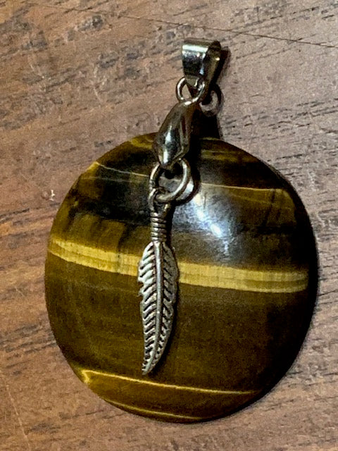 Concept : Pendentif de d'Œil de tigre + charms | cabochon de 34 millimètres de diamètre