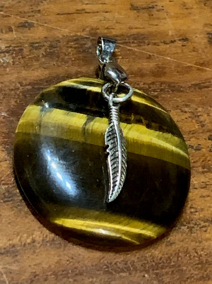 Concept : Pendentif de d'Œil de tigre + charms | cabochon de 34 millimètres de diamètre