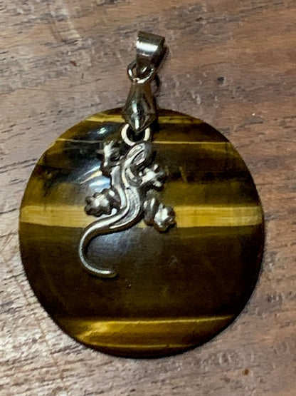 Concept : Pendentif de d'Œil de tigre + charms | cabochon de 34 millimètres de diamètre