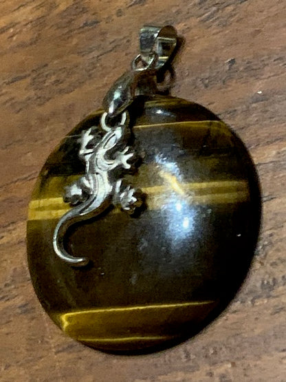 Concept : Pendentif de d'Œil de tigre + charms | cabochon de 34 millimètres de diamètre