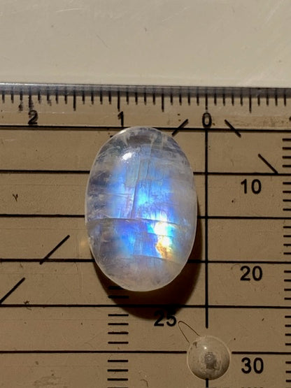 Labradorite blanche (Spectrolite claire/  péristérite), cabochon de forme 'ovale' - ± 18 x 13 x 6 mm - 2,1 gr. - Qualité AA !