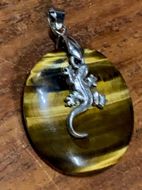 Concept : Pendentif de d'Œil de tigre + charms | cabochon de 34 millimètres de diamètre