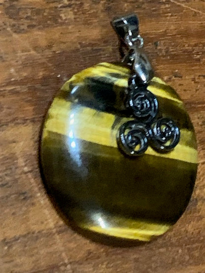 Concept : Pendentif de d'Œil de tigre + charms | cabochon de 34 millimètres de diamètre