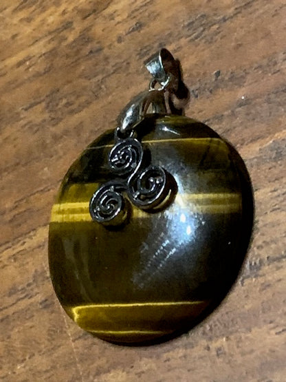 Concept : Pendentif de d'Œil de tigre + charms | cabochon de 34 millimètres de diamètre