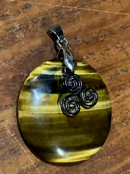 Concept : Pendentif de d'Œil de tigre + charms | cabochon de 34 millimètres de diamètre