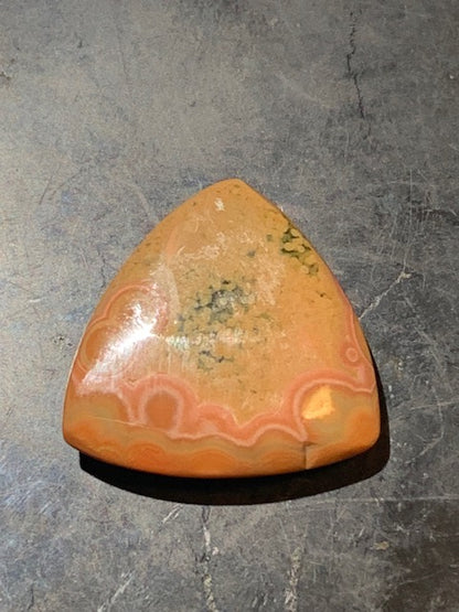 Jaspe Orbiculaire (Aussi appelé Jaspe Océan), cabochon de forme 'Trillion' - ± 21 x 5 mm - 2,8 gr. - Qualité AAA !