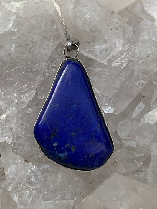 Lapis lazuli, pendentif en Argent 925, de 42 millimètres de hauteur x 25 millimètres de largeur x 10 d'épaisseur. Vendu avec un cordon réglable de couleur noire !