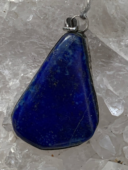 Lapis lazuli, pendentif en Argent 925, de 42 millimètres de hauteur x 25 millimètres de largeur x 10 d'épaisseur. Vendu avec un cordon réglable de couleur noire !