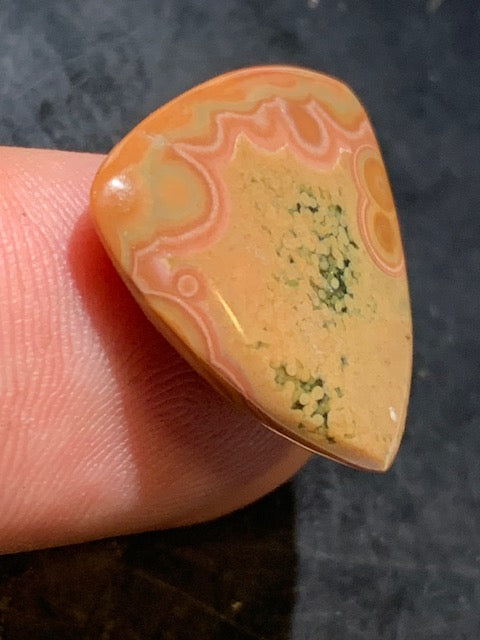 Jaspe Orbiculaire (Aussi appelé Jaspe Océan), cabochon de forme 'Trillion' - ± 21 x 5 mm - 2,8 gr. - Qualité AAA !