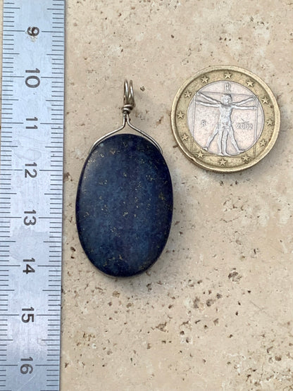 Lapis lazuli, pendentif en Argent 925, de 42 millimètres de hauteur x 20 millimètres de largeur x 7 d'épaisseur. Vendu avec un cordon réglable de couleur noire !