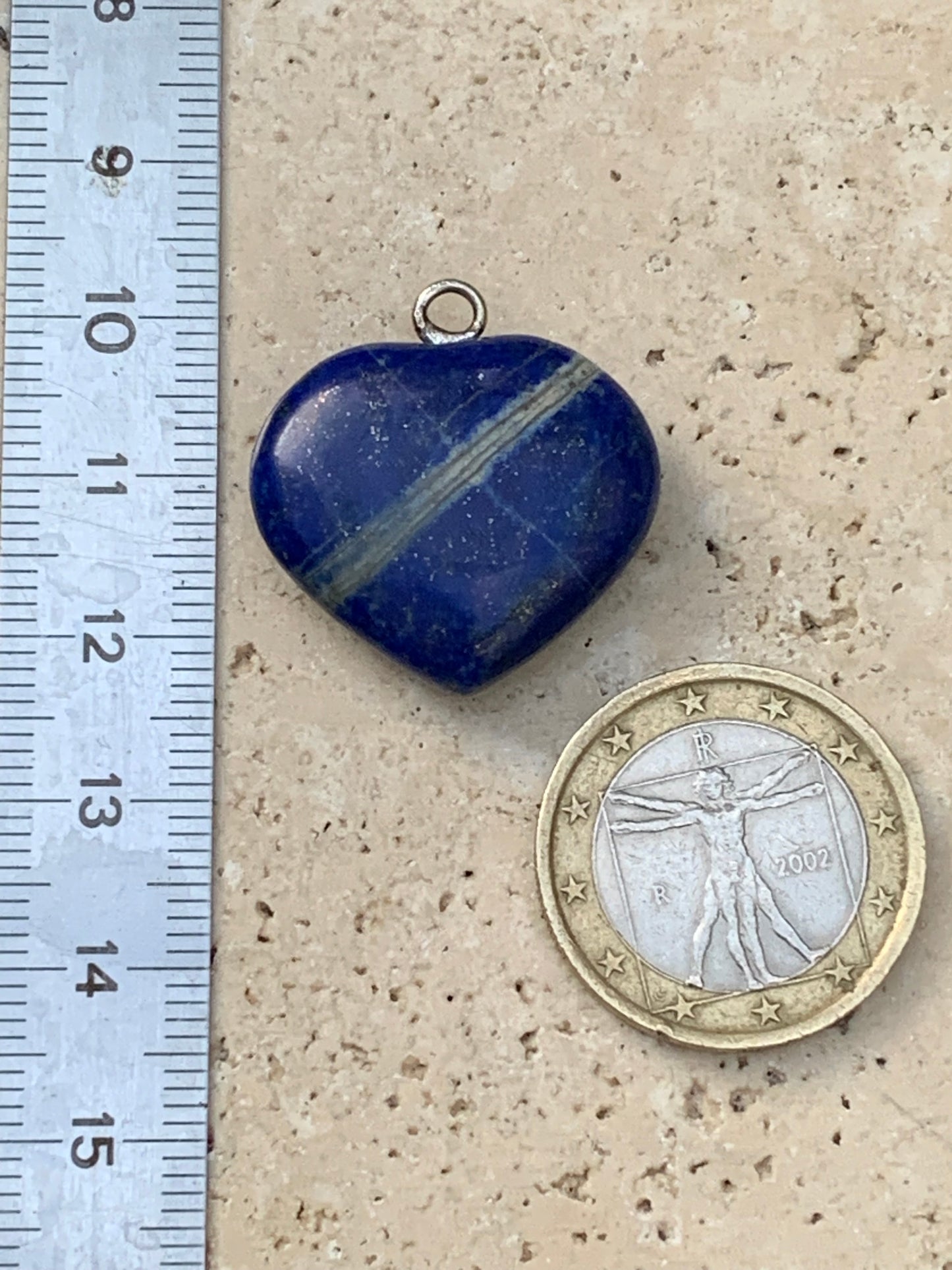 Lapis lazuli, pendentif 'Coeur', de 26 millimètres de hauteur x 25 millimètres de largeur x 8 d'épaisseur. Vendu avec un cordon réglable de couleur noire !