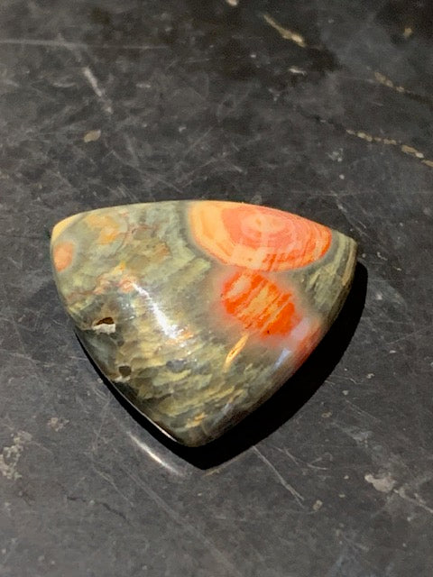 Jaspe Orbiculaire (Aussi appelé Jaspe Océan), cabochon de forme 'Trillion' - ± 20 x 5 mm - 2,6 gr. - Qualité AAA !