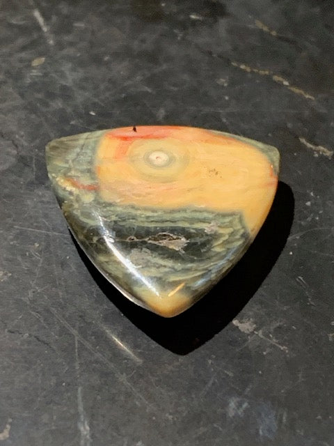 Jaspe Orbiculaire (Aussi appelé Jaspe Océan), cabochon de forme 'Trillion' - ± 20 x 5 mm - 2,6 gr. - Qualité AAA !