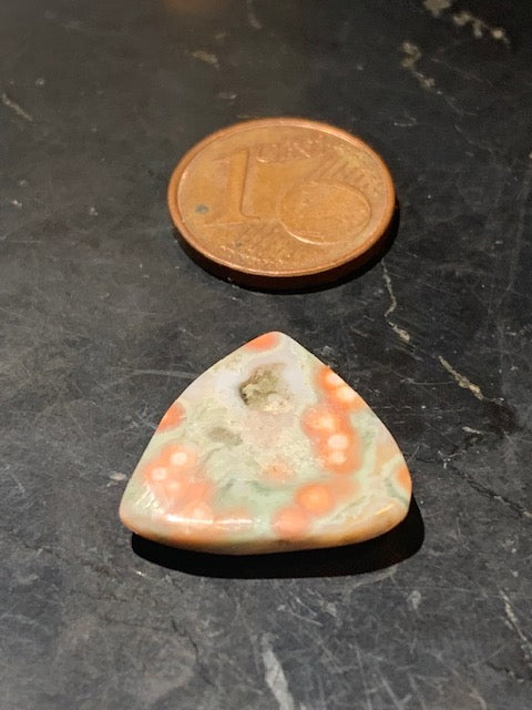 Jaspe Orbiculaire (Aussi appelé Jaspe Océan), cabochon de forme 'Trillion' - ± 18 x 4 mm - 1,5 gr. - Qualité AAA !