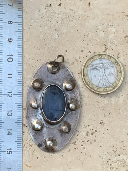 Lapis lazuli, superbe pendentif en laiton argenté, de 52 millimètres de hauteur x 30 millimètres de largeur x 6 d'épaisseur. Vendu avec un cordon réglable de couleur noire !
