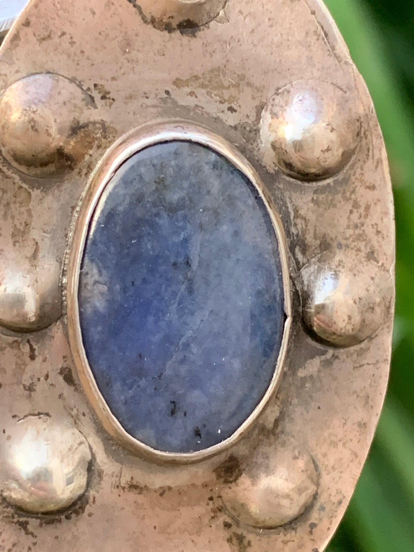 Lapis lazuli, superbe pendentif en laiton argenté, de 52 millimètres de hauteur x 30 millimètres de largeur x 6 d'épaisseur. Vendu avec un cordon réglable de couleur noire !