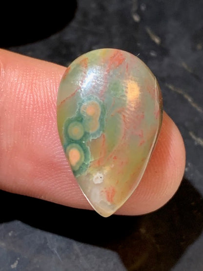 Jaspe Orbiculaire (Aussi appelé Jaspe Océan), cabochon de forme de 'goutte' - ± 22 x 14 x 5 mm - 2,4 gr. - Qualité AAA !