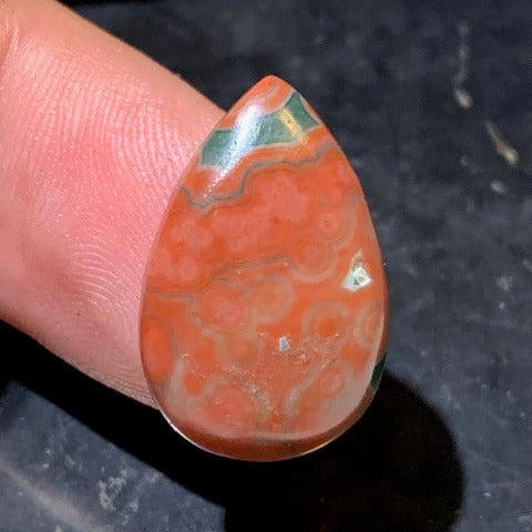 Jaspe Orbiculaire (Aussi appelé Jaspe Océan), cabochon de forme de 'goutte' - ± 22 x 15 x 5 mm - 2,4 gr. - Qualité AAA !