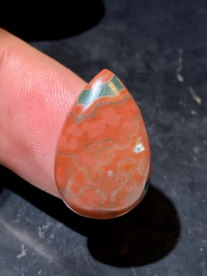 Jaspe Orbiculaire (Aussi appelé Jaspe Océan), cabochon de forme de 'goutte' - ± 22 x 15 x 5 mm - 2,4 gr. - Qualité AAA !