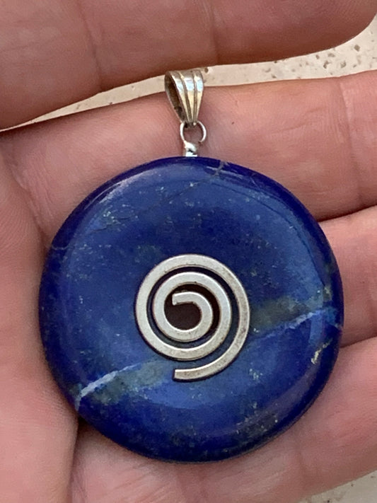 Lapis lazuli, pendentif de type 'Donut's', de 40x40x6 millimètres, vendu avec cordon coulissant (réglable), en cuir noir de 40 à 70 centimètres !