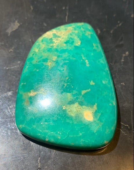 Turquoise, cabochon de forme asymétrique de 55 mm x 36 x 11 - 27,1 gr. - Parfait en bijouterie, collection, exposition...
